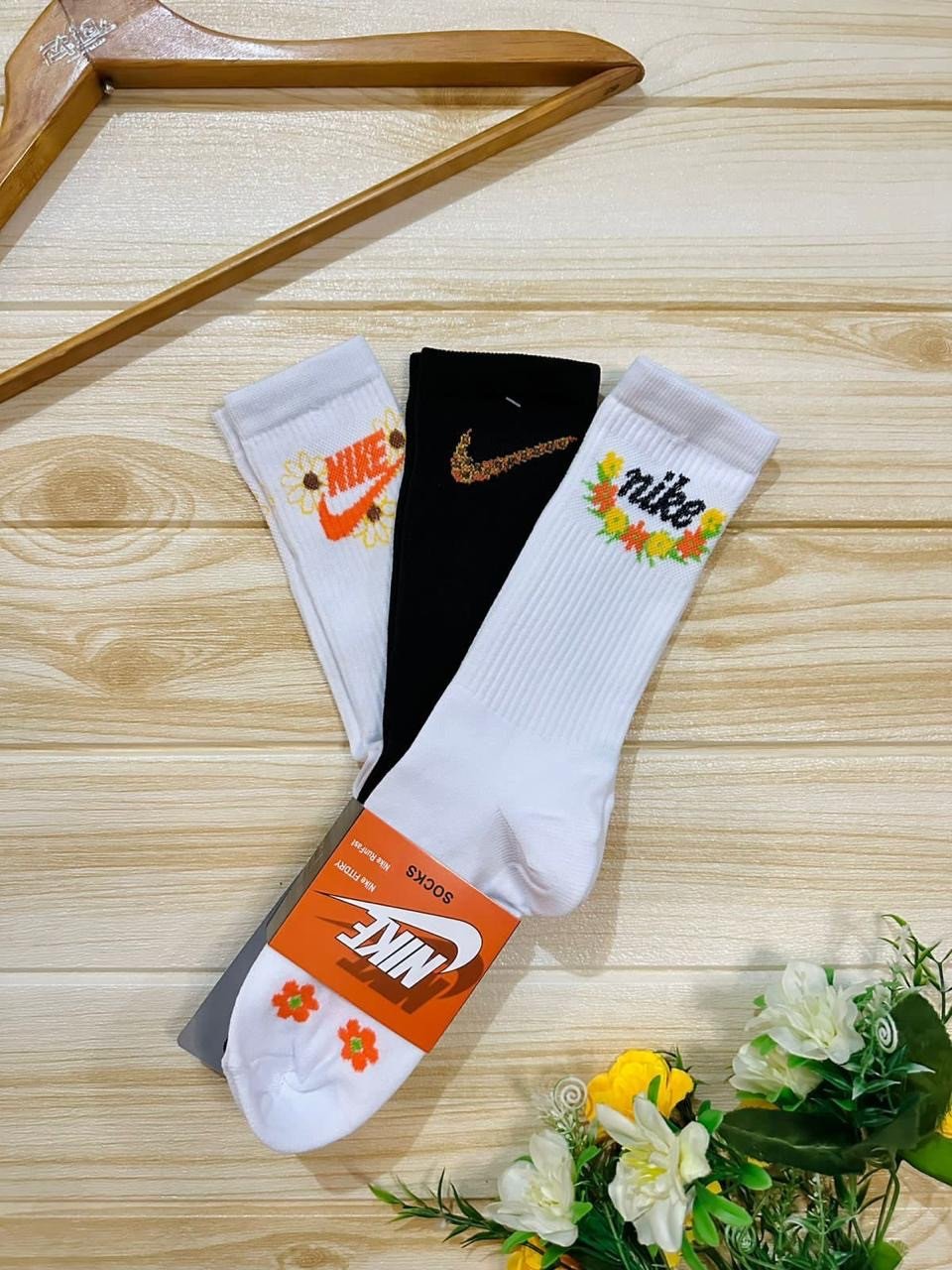 3 Pares de calcetas nike con flores.